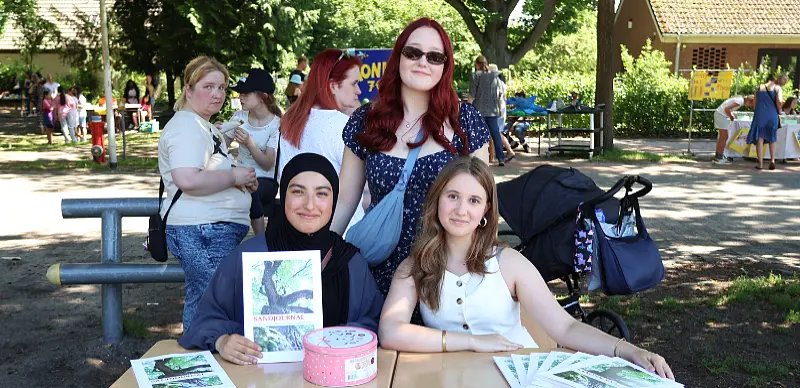 Sch&uuml;lerinnen verkaufen das Schuljahrbuch