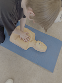 Im Rahmen des Projekts „Bremen rettet“ haben unsere Schülerinnen und Schüler wichtige Grundlagen der Ersten Hilfe und Reanimation kennengelernt. Ziel des Projekts ist es, junge Menschen frühzeitig darauf vorzubereiten, in Notfallsituationen richtig und selbstbewusst zu handeln.